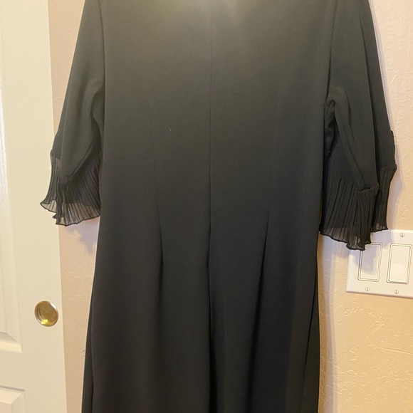 Simple black funeral dress - Picture 4 of 6